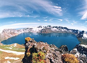 Vue sur le lac de la caldeira sommitale.