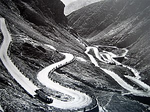 Ancienne route du col du Saint-Gothard à Tremola, en 1928 (Tessin).