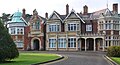 Muka bangunan Bletchley Park, United Kingdom merupakan gabungan gaya seni bina.