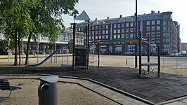 Overzicht Levantplein met links de voormalige KNSM-kantine en rechts het Albertcomplex (juli 2019)