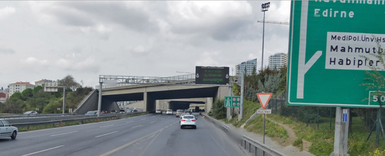 A full matrix multicolor LED variable message sign on the motorway Otoyol 3, Istanbul Shows that Mahmutbey Toll Gates, Bahçeşehir Area and Altınşehir Area's are green.