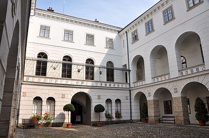 Cour intérieure.