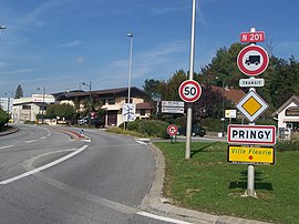 The road into Pringy