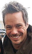 Michael Raymond-James interprète Dave