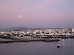 Vista della città al tramonto