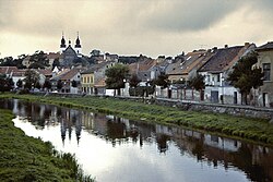 Třebíčiä Jihlava-joen varrella. Taustalla kohoaa Pyhän Prokopiuksen basilika.