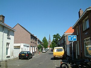 Spiraeastraat, zicht op de Sint-Joriskerk vanuit de Heistraat (Heistraat)