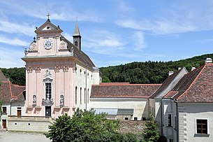 Ansicht der Klosterkirche und rechts der Prälatenhof der Kartause Mauerbach