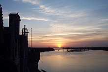 Fotografia che rappresenta la vista del sole al tramonto dalla terrazza est del castello.