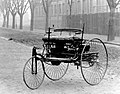 El primer automóvil del mundu, construyíu en Mannheim por Carl Benz en 1885.