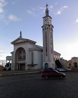 A Igreja Matriz localiza-se no centro de Curitibanos