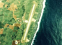 北大東空港付近の空中写真。 （1978年撮影）滑走路延長800mの頃。 国土交通省 国土地理院 地図・空中写真閲覧サービスの空中写真を基に作成