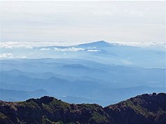 鳥海山から月山を望む