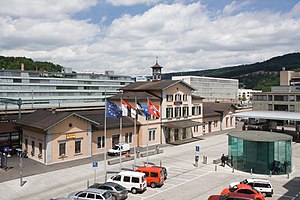 Bahnhofgebäude und Bahnhofplatz (2007)