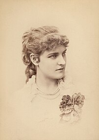 La chanteuse d'opéra, auteure et journaliste américaine Blanche Roosevelt, photographiée par Napoléon Sarony vers 1879. (définition réelle 2 438 × 3 443)