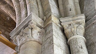 Des chapiteaux dans l'église.