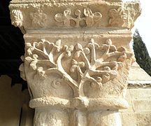 Árbol con flores de lis.