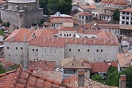 Das Gasthaus Hanı, links die Köprülü Mehmet Pasha Moschee