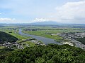 権現山より望む肝属平野（肝属川河口の沖積平野） 肝属川を境に右側（北）が東串良町。右端は柏原の集落