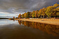 Järveäärne promenaad sügisel