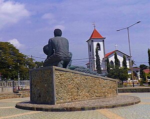 Das Santa-Cruz-Mahnmal und die Santo-António-Kirche in Motael