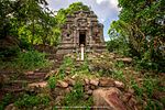 Ruínas do templo no cumio dun outeiro, cuberto de bosque