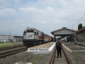 Kereta api Sri Tanjung dengan CC 201 134R saat akan diberangkatkan dari Stasiun Pasuruan, 2014