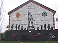 Reproduction de la statue d’Edward Carson qui se trouve dans l’allée menant au parlement nord irlandais (Stormont) et défilé des soldats de la 36e division d’Ulster qui se sont battus à la Bataille de La Somme en juillet 1916. Newtownabbey, Antrim. 2002.