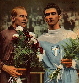 Emil Zátopek (links) na het winnen van de olympische marathon 1952 in Helsinki.