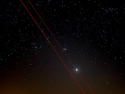 Die nördliche ekliptikale Breite der Venus (dünne rote gestrichelte Linien), also ihr Abstand von der Ekliptik (dicke rote gestrichelte Linie), betrug 3 Bogengrad.