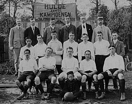 HVV kampioensteam 1906-07 Kessler zittend 2e van links