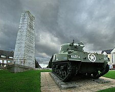 Char M4 Sherman de dos sur la place Patton à Avranches.