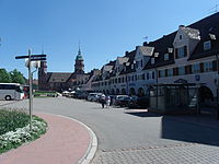 Marktplatz met op de achtergrond de Evangelische Stadtkirche.