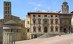 Piazza Grande; na levi S. Maria della Pieve, stara Palazzo dei tribunali in Palazzo della Fraternita dei Laici