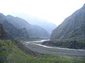 Guardando verso nord lungo la gola (8 km a sud del posto di blocco russo nell'Ossezia Settentrionale-Alania)