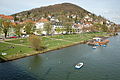 Blick von der Theodor-Heuss-Brücke auf Neuenheim mit Heiligenberg