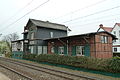 Bahnhofsempfangsgebäude mit Güterschuppen und Stellwerk