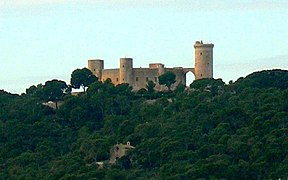 El castell de Bellver des de llevant. La pineda tapa el revellí