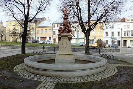 Parkanlage mit Geschäftshäusern im Hintergrund