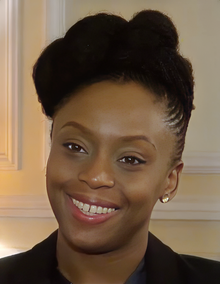 Deskripsyon imaj Chimamanda Ngozi Adichie (2015).png.