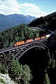 Nákladný vlak CPR na moste Stoney Creek Bridge, klenúceho sa ponad vysokohorský priesmyk Rogers Pass