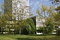 RRZE-Gebäude mit Wolfgang-Händler-Hochhaus im Hintergrund