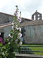 Église et maison ancienne.