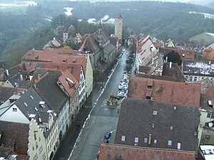 Blick vom Rat­haus auf die Fran­zis­kaner­kirche