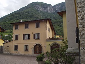 Casa degli anziani sul lato sinistro del sagrato