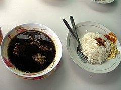 Rawon berupa sup hitam (kiri), dari Surabaya.