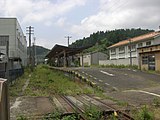 宇出津駅ホーム跡 （左が1番のりば・上り、右が2番のりば・下り） （2007年7月）