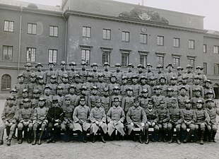 Grupporträtt av officerare och soldater vid Positionsartilleriregementet inför att regementet skulle upplösas.