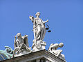 Allegorie der Gerechtigkeit (Justitia) auf dem Justizpalast in München, mit den Attributen Waage und Schwert, 1897