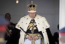 El rey Tupou VI, utilizando la corona, luego de su coronación en 2015.